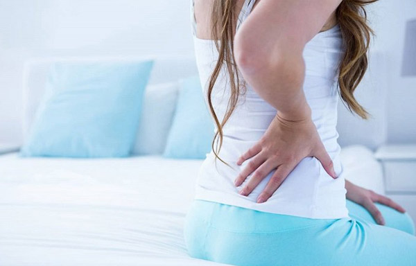 Sự thay đổi hormone, cân nặng đột ngột gây đau lưng sau sinh.